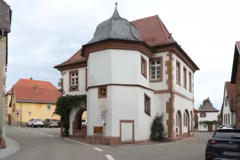 Im Gespräch sind zudem Infotafeln an besonderen Schauplätzen in Weyher, etwa am Alten Rathaus in der Dorfmitte. Im Gespräch sind zudem Infotafeln an besonderen Schauplätzen in Weyher, etwa am Alten Rathaus in der Dorfmitte.