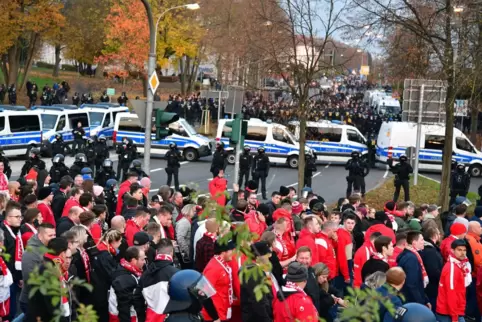 Etwa 800 Polizeibeamte trennen am Samstag in der Saarbrücker Innenstadt die beiden Fanlager voneinander. 