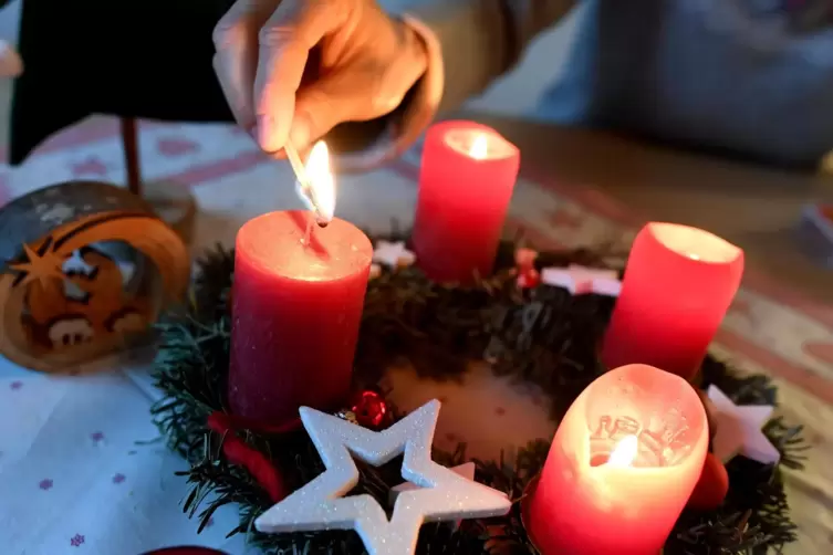 Die Adventskerzen brennen wie in jedem Jahr – die Weihnachtsmärkte werden allerdings reihenweise abgesagt. 