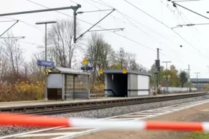 Bayern, Seubersdorf: Ansicht vom Bahnhof an dem am Vortag bei einem Großeinsatz der Polizei ein 27-jähriger Mann nach einem Mess