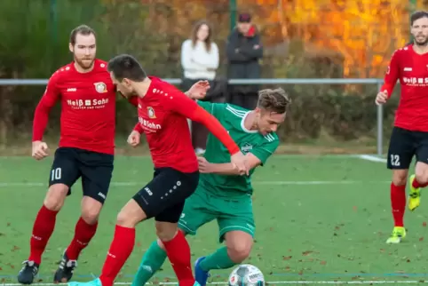 TuS-Spieler Marcel Walzer (rechts) erkämpft sich den Ball. 