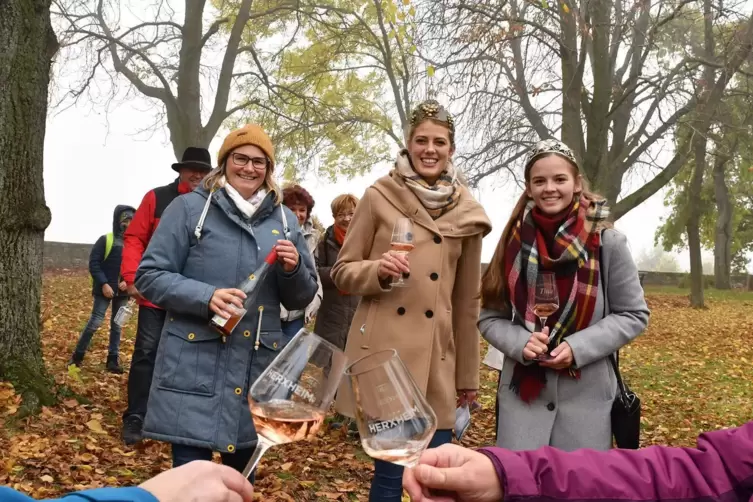 Führten die Wanderung: Die Weinhoheiten (von links) Tanja Huber, Felicitas Kissel und Tina Scherner.