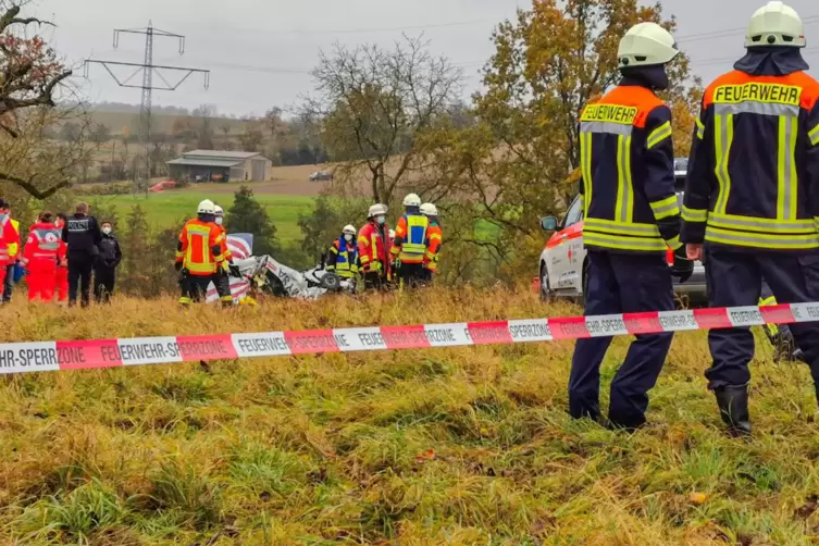 Rettungskräfte an der Absturzstelle. 