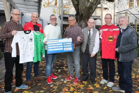Ver- und Ersteigerer der begehrten Trikots samt Spendenempfänger (von links): Bernd Rothschmitt, Gero Scira, Martin Zimmer, Hein