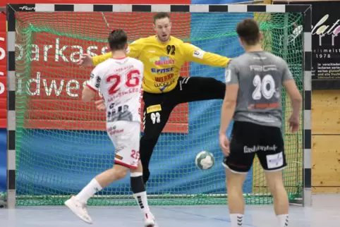 Ganz starker Rückhalt gegen Pforzheim: SV-Torwart Alexander Dörr, hier gegen Lukas Salzsseeler. Rechts schaut der SV-Halbrechte 