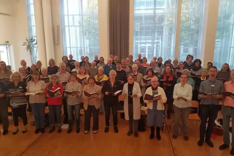 Breit aufgestellt: der Evangelische Oratorienchor der Pfalz bei der Probe. 