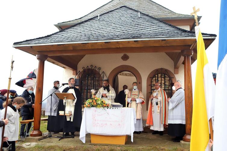 Pfarrer Karsten Geeck (am Mikrofon) begrüßte die Gäste, darunter den Speyerer Bischof Karl-Heinz Wiesemann (Zweiter von rechts).