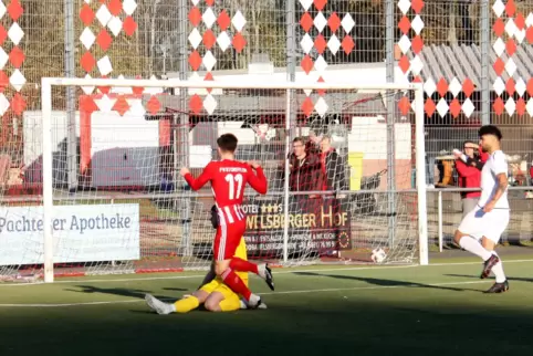 Führungstor: Diefflens Maurice Baier überwindet TuS-Torwart Maxime Klein nach drei Minuten zum 1:0. Kevin da Silva Arnold (recht
