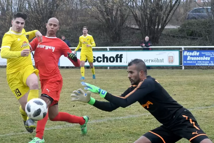 Rüssingens Torhüter Evandro Rachoni macht mit dem Fehler zum 0:1 für Marienborn aus einem 0:0-Spiel einen Vorteil für die Gastge