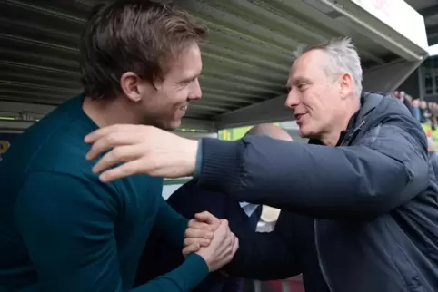 Julian Nagelsmann trainiert mit den Bayern schon einen Klub in der Champions League. Ob Christian Streich (rechts) dort eines Ta