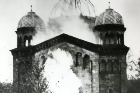 Die brennende Synagoge im November 1938 in Landau. 