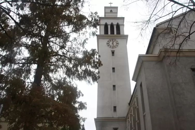 Dieser markante Kirchturm hat den Zweiten Weltkrieg unbeschadet überstanden.