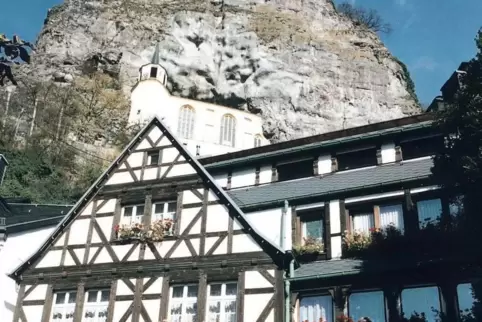  Die Edelsteinstadt kann finanziell aufatmen– hier die Innenstadt im Stadtteil Oberstein mit der Felsenkirche. 