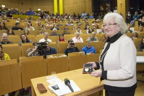  Erna de Vries mit der Goldenen Stadtplakette im Dezember 2014 im vollbesetzten Hörsaal der Technischen Universität.