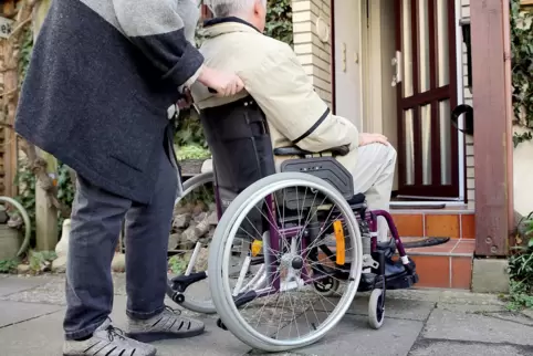 Ob Treppenstufen, zugeparkte Gehwege oder der Paragrafendschungel bei Fördermöglichkeiten: Für Behinderte gibt es viele Hürden. 