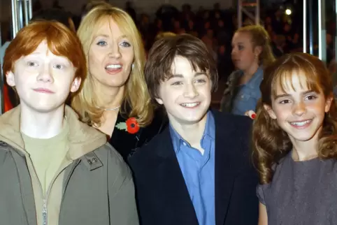 Da waren sie noch Kinder: (von links) Rupert Grint, Daniel Radcliffe und Emma Watson mit Autorin J. K. Rowling im November 2001 