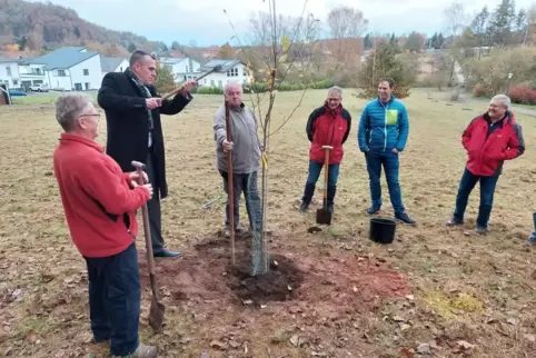 Baumpflanzung am Schlangenhöhler Wald in Einöd: v. links: der Homburger Umweltbeauftragte Ulrich Fremgen, Christoph Palm, Vorsta