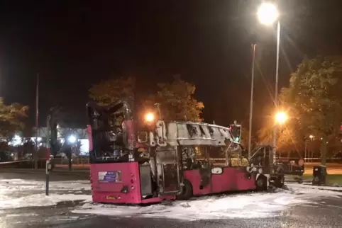 Bei den Krawallen in der vergangenen Woche wurde ein Doppeldeckerbus entführt und am Stadtrand von Belfast in Brand gesetzt.