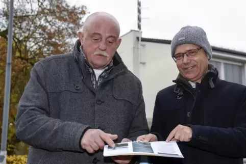 Mit einem Flyer sollen Bürger über die Warnsignale informiert werden. Hier Brandinspektor Uwe Henß (links) und Bürgermeister Ber