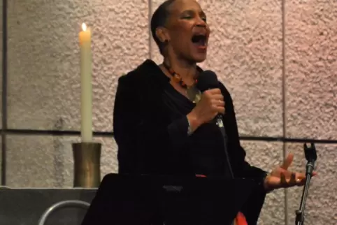 Janice Dixon bei ihrem Auftritt in der Kulturkirche in Feudenheim. 
