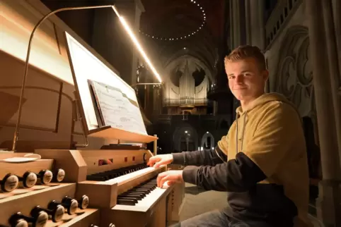 An der Orgel in der Speyerer Gedächtniskirche: Felix Doser, der ansonsten – obwohl er Protestant ist – auch in der katholischen 