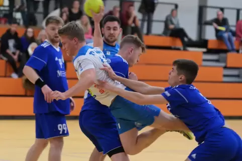Nach diesem Foul an Felix Pavlitzek gibt es Siebenmeter.