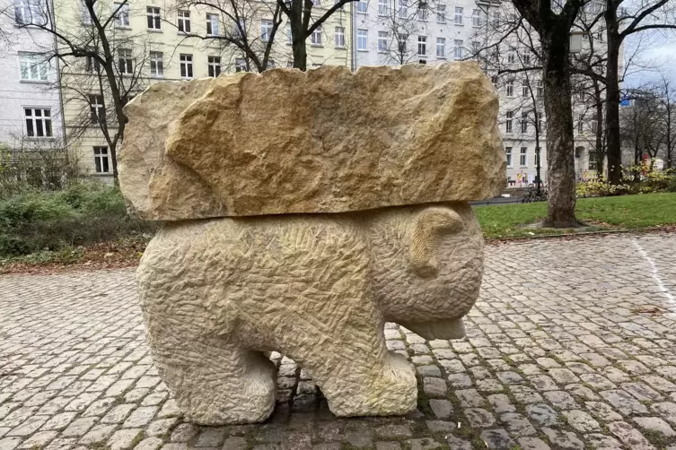 „Why I Bear - Großer Lastenbär“ von Stefan Rinck in Berlin vor der Zionskirche.