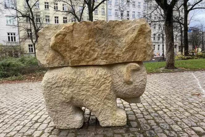 »Why I Bear - Großer Lastenbär« von Stefan Rinck in Berlin vor der Zionskirche.