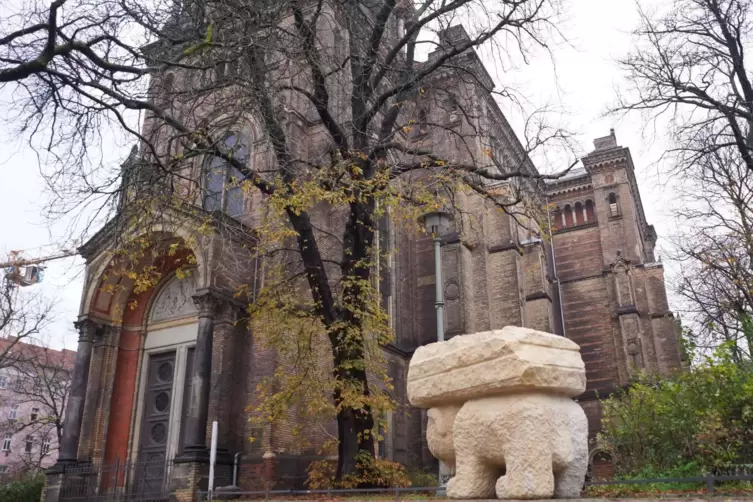 Die Skultpur in ihrem Umfeld vor der Zionskirche wird am Dienstag eingeweiht.
