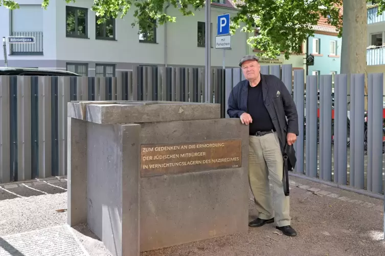 Mahnmal in der Hellergasse: Künstler Wolf Spitzer am von ihm gestalteten Gedenkstein. 