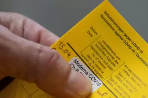 Echt oder gefälscht? Betrügerische Impfbelege lassen sich immer schlechter erkennen, sagt ein Pfälzer Apotheker. Echt oder gefälscht? Betrügerische Impfbelege lassen sich immer schlechter erkennen, sagt ein Pfälzer Apotheker.