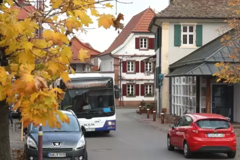 Rechts der Durlacher Hof in Rhodt. Dort stehen die ersten Schilder, die auf das eingeschränkte Halteverbot an der Weinstraße in Rechts der Durlacher Hof in Rhodt. Dort stehen die ersten Schilder, die auf das eingeschränkte Halteverbot an der Weinstraße in