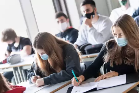 Masken im Unterricht sind derzeit nirgends Pflicht, trotz hoher Inzidenzwerte unter den Jugendlichen.