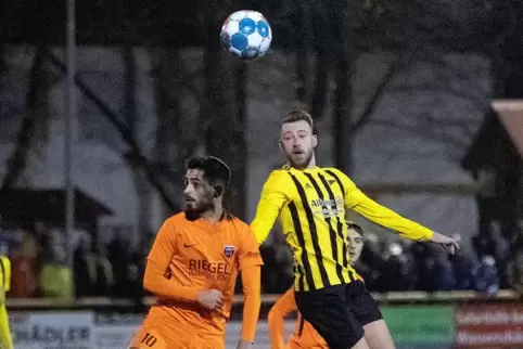 Ibrahim Karakus vom FC Speyer 09 (links) und Justin Neuner, einer der Torschützen des FVD.