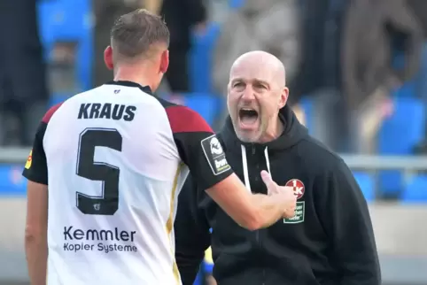 Euphorisiert: FCK-Trainer Marco Antwerpen. Links Kevin Kraus. 