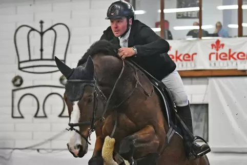  Christopher Frazer gewann für den RV Heilbronn auf Kwin B das schere Springen im Landgestüt. 