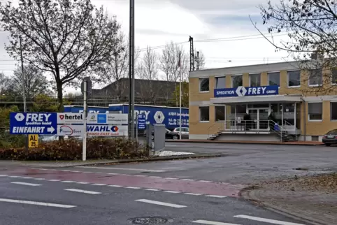 Deutsche Straße: Einfahrt zum Gelände der Spedition Frey.