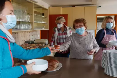 Das Team vom Caritasausschuss der Pfarrei sorgte für leckeren Nachschub. 