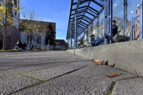 Noch nicht barrierefrei: Bushaltestelle am Haßlocher Rathausplatz. 
