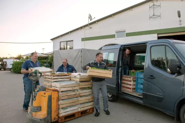 Michael Eichenlaub, Walter Rapp, Thomas Knecht und Ingo Pfalzgraf (von links) beim Beladen des Vitamintransporters f&uuml;r eine der 