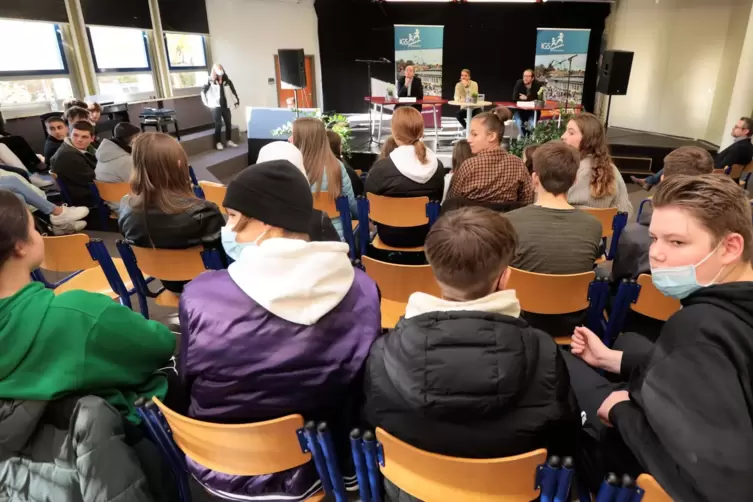 Zum Schulbesuchstag sind die Landtagsabgeordneten Markus Wolf (hinten links) und Christoph Spies (rechts) in die Aula der IGS Gr