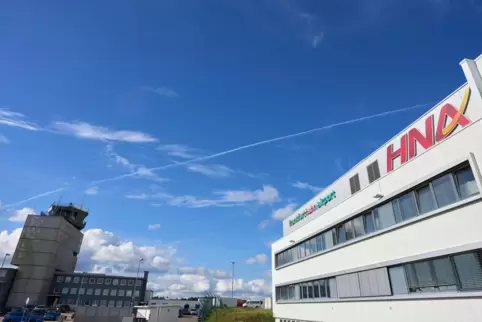 Das Logo des chinesischen Großkonzerns HNA hängt an der Fassade des Terminals am Flughafen Hahn. Der Airport in Rheinland-Pfalz 