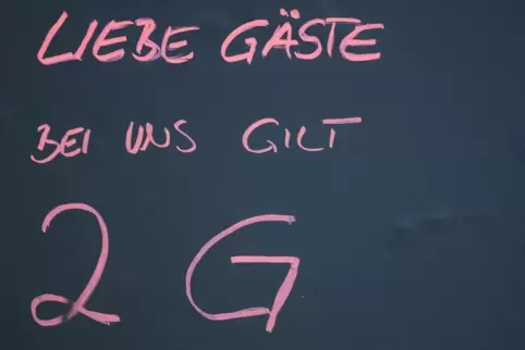  Vor einem Restaurant im Stuttgarter Westen hängt ein Schild mit der Aufschrift «Liebe Gäste bei uns gilt 2G». Sollte in Baden-W