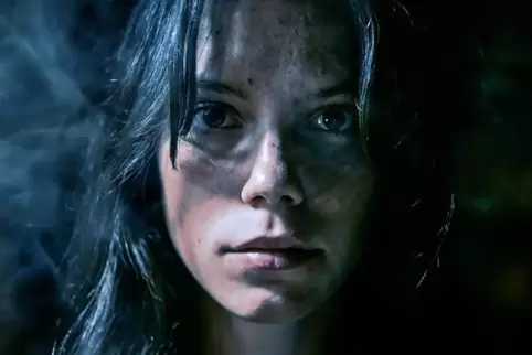 Die 14-jährige Eileen Scherer im Videoclip „The Blue Mirror“, den Christian Esche zum neuen „Dispyria“-Projekt produziert hat.