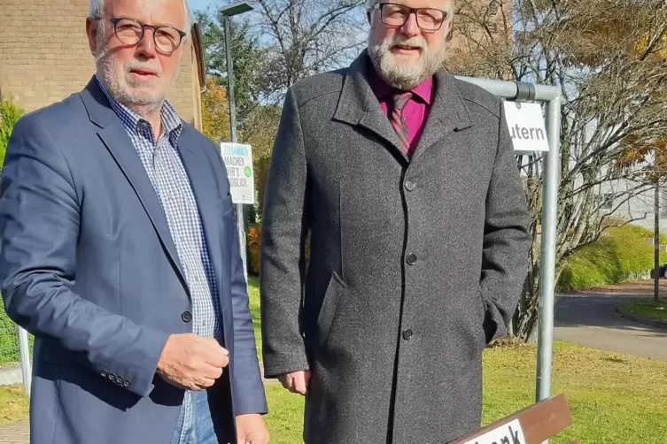 Ortsbürgermeister Fritz Geib (links) und Patrick Wagner, stellvertretendes Vorstandsmitglied der Sparkasse Kaiserslautern , an d