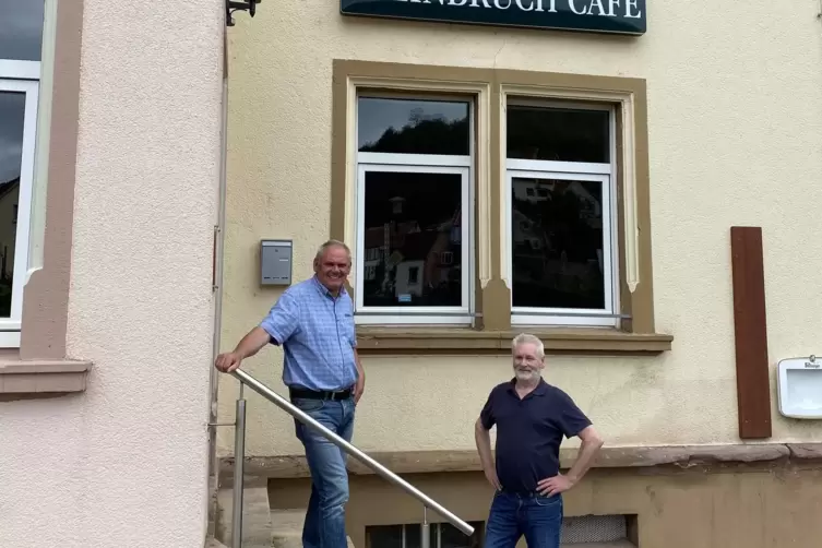 Ortsbürgermeister Thomas Danneck (links) und Bäcker Ortwin Merz vorm Steinbruchcafé.