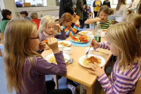In einer Ganztagsschule können die Kinder mittags gemeinsam essen. 