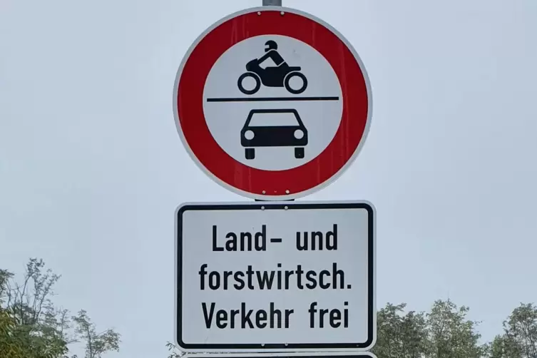 Viele Schilder zeigen, wer den Heideweg befahren darf. 