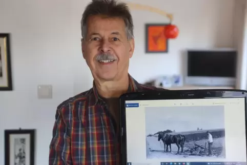 Walter Gelbert mit einer der historischen Fotoaufnahmen. 
