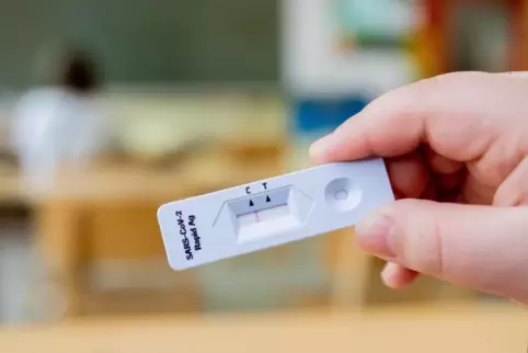 Spielen nach wie vor eine wichtige Rolle: Schnelltests auf das Coronavirus an Schulen. Spielen nach wie vor eine wichtige Rolle: Schnelltests auf das Coronavirus an Schulen.